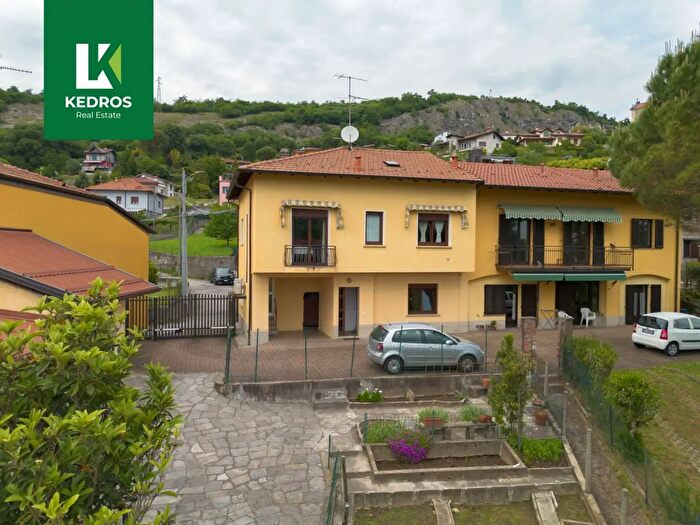 Casa quadrilocale in vendita in Via Alessandro Volta, Caravate