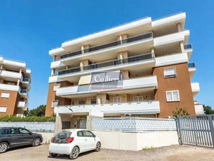Appartamento trilocale in vendita in Via Enrico Santamaria, Roma