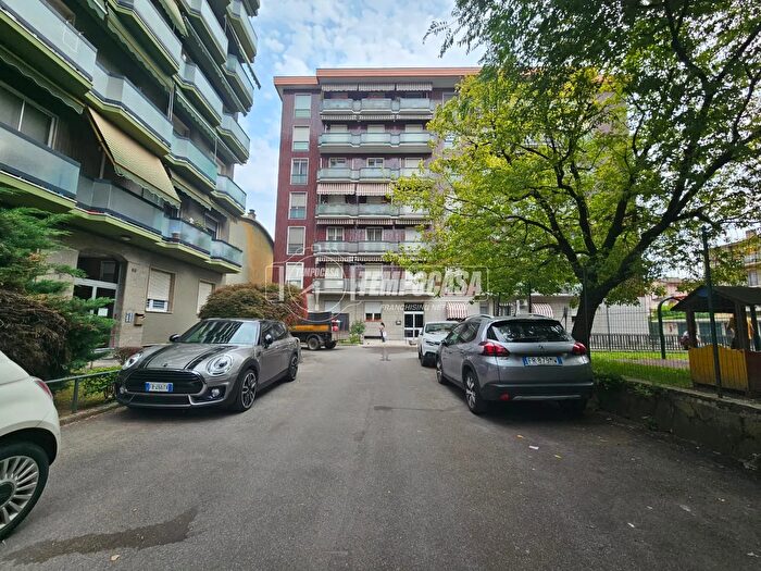 Appartamento trilocale in vendita in Viale Italia, Lodi