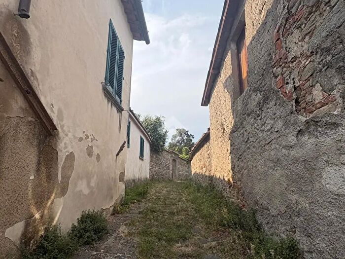 Casa con 5 locali in vendita in Via del Monte Est, Pescia