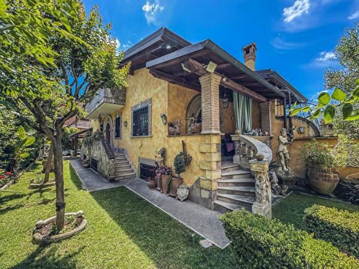 Casa con 5 locali in vendita in Via Torcegno, Roma