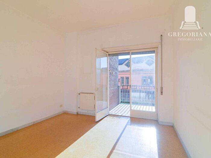 Appartamento trilocale in affitto in via RAFFAELE CAVERNI, Piazzale degli Eroi, Roma
