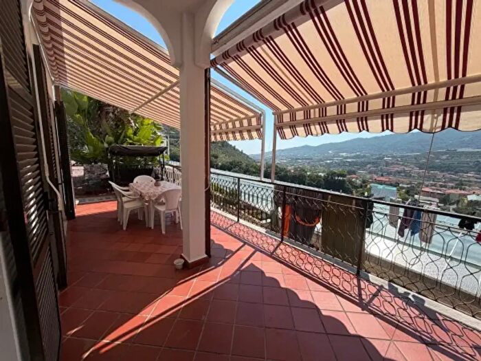 Casa con 6 locali in vendita in Regione Canaretta, Castellaro