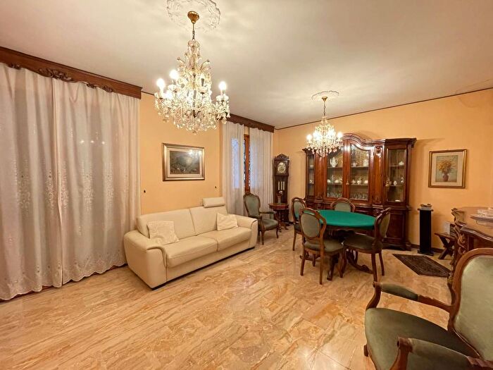 Casa con 6 locali in affitto in Viale Giovanni Amendola, Buon Pastore Parco Amendola, Modena