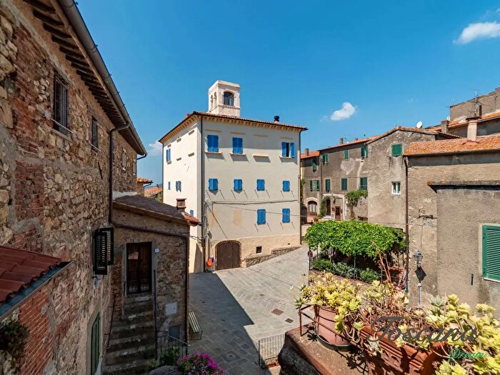 Appartamento con 7 locali in vendita in Via del Montaccio, Gavorrano