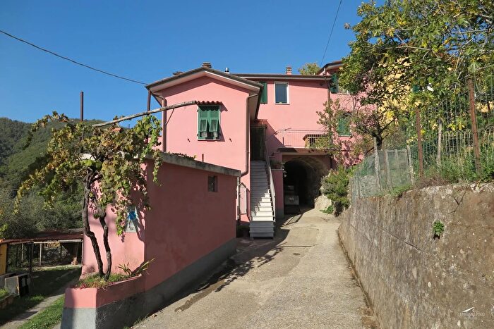 Casa con 8 locali in vendita in Aulla