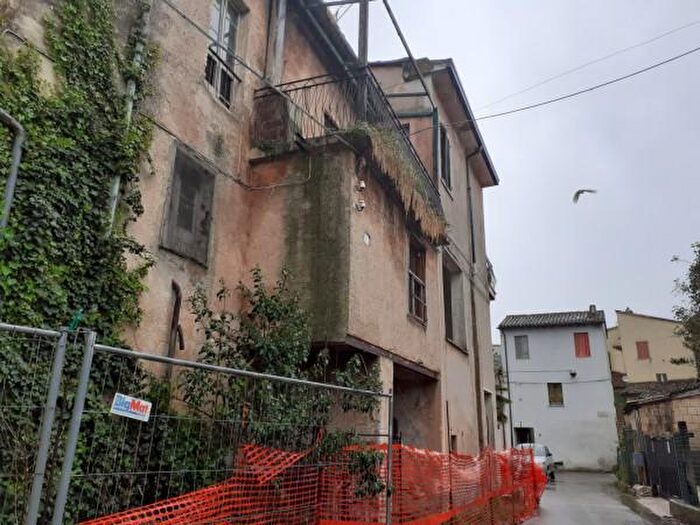 Casa con 6 locali in vendita in Via San Biagio, Bevagna
