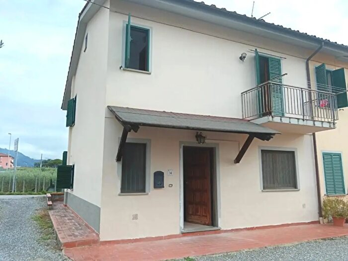 Casa con 5 locali in vendita in Pescia