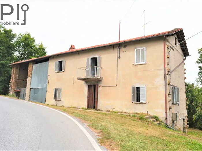 Casa con 8 locali in vendita in Mombarcaro