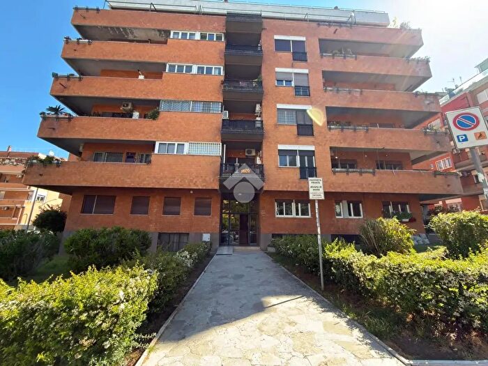 Appartamento quadrilocale in affitto in Via Cipriano Facchinetti, Roma