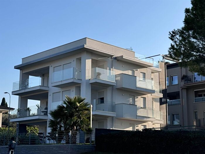 Appartamento con 5 locali in vendita in Desenzano Del Garda