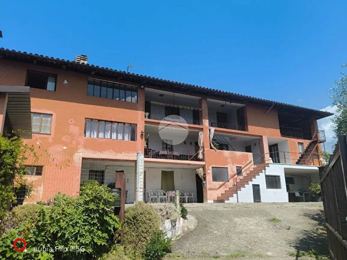 Casa con 9 locali in vendita in Strada Cuorgnè, Cuorgne