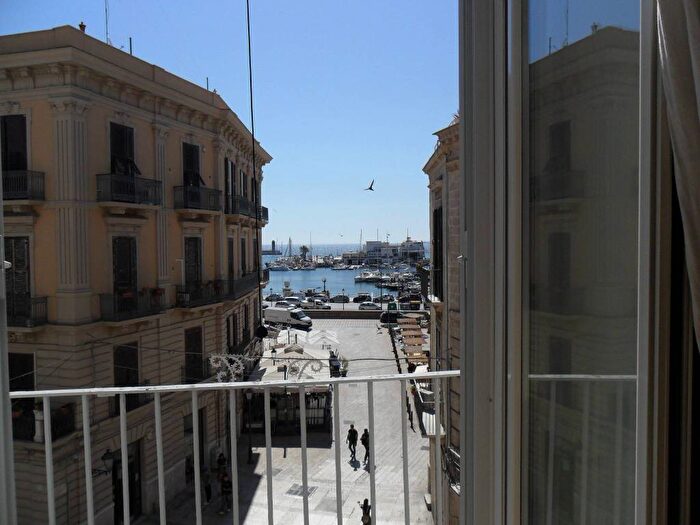 Appartamento quadrilocale in affitto in Piazza Mercantile, San Nicola Borgo Antico, Bari