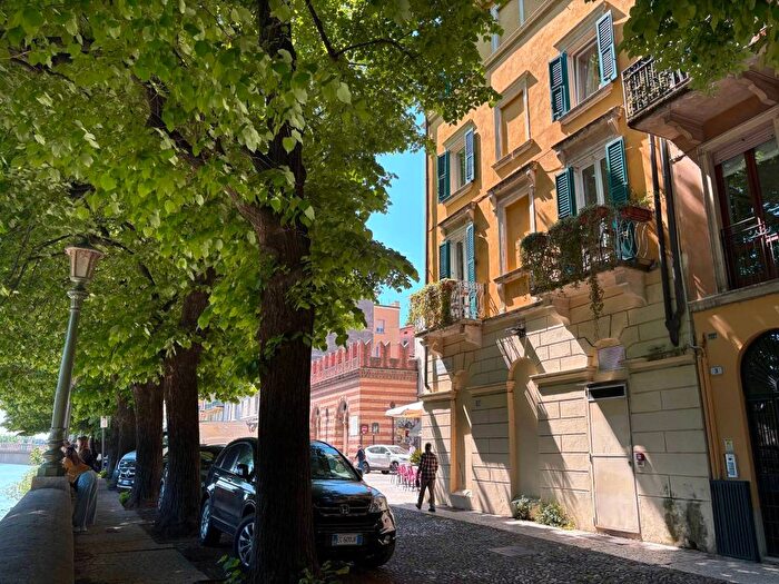 Appartamento trilocale in affitto in Via Sottoriva, Centro Storico, Verona