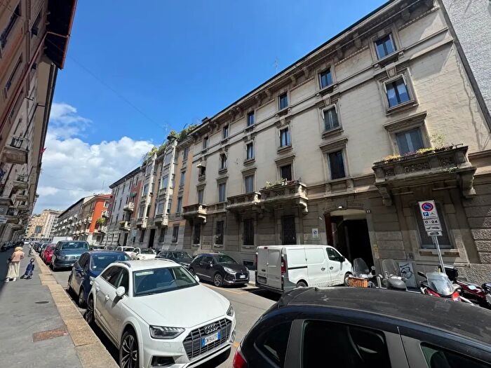 Appartamento trilocale in vendita in Via Giovio, Milano