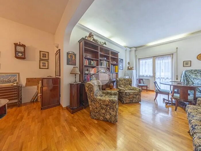 Appartamento trilocale in vendita in Via Cornelio Gallo, Roma