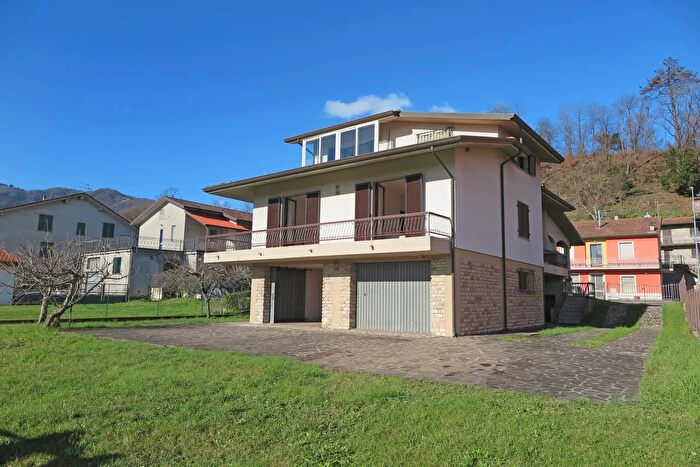 Casa con 7 locali in vendita in Mulazzo