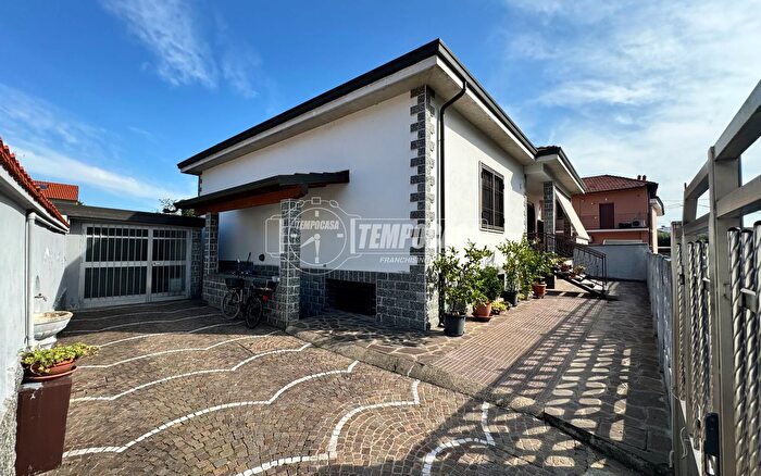 Casa quadrilocale in vendita in Via del Carso, Casorezzo