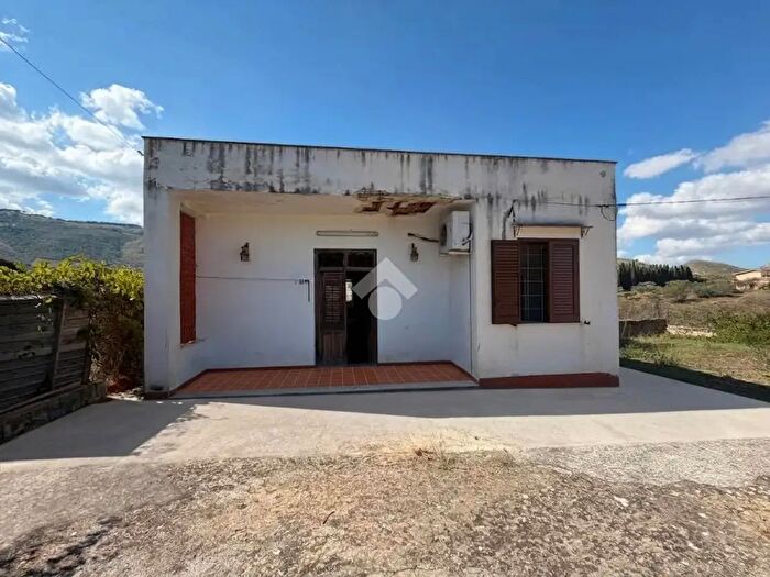 Casa quadrilocale in vendita in Contrada Fraginesi, Castellammare Del Golfo