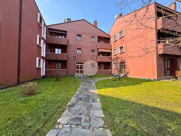 Appartamento trilocale in vendita in Via Deledda, Peschiera Borromeo