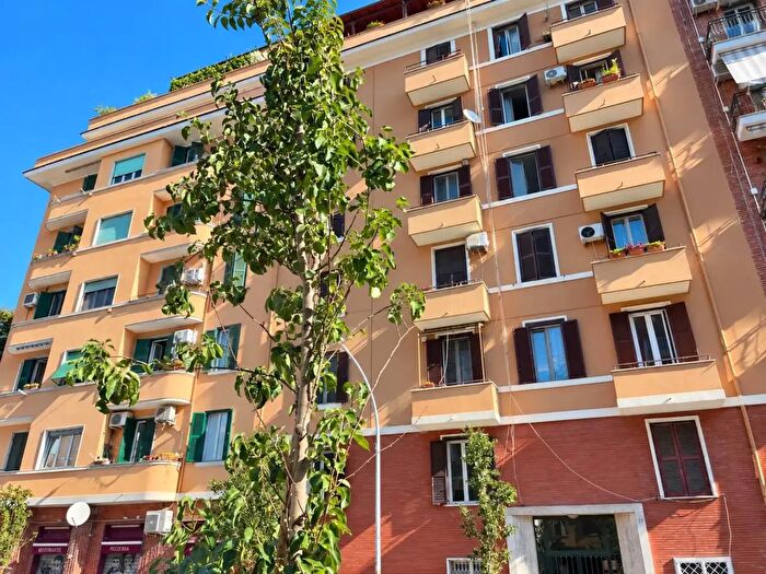Appartamento trilocale in affitto in Via Vetulonia, Roma
