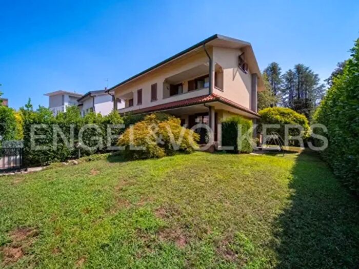 Casa con 6 locali in vendita in Via Enrico Caprera, Saronno