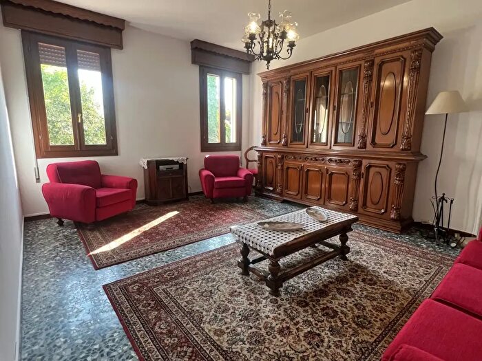 Casa con 9 locali in vendita in Via Aprile, Curtarolo