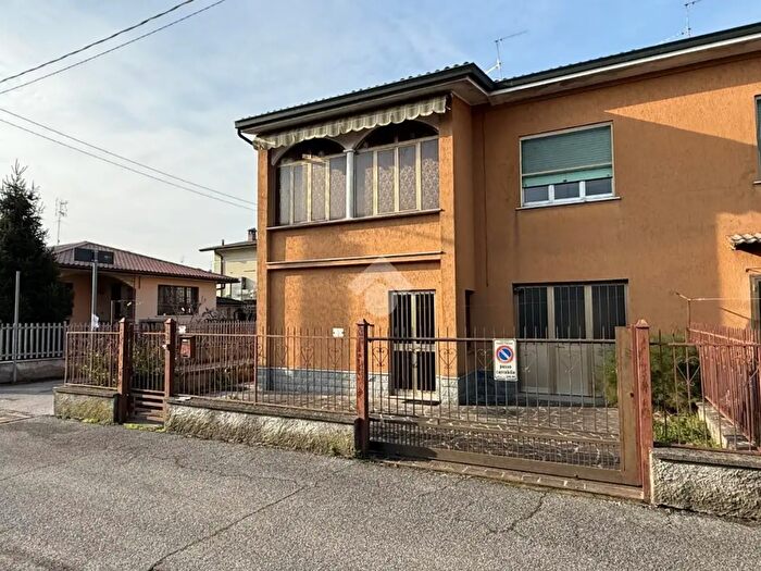 Casa trilocale in vendita in Via Santa Melania, Palazzo Pignano