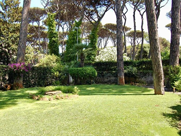 Casa con 6 locali in vendita in via Nervi, Fregene, Fiumicino