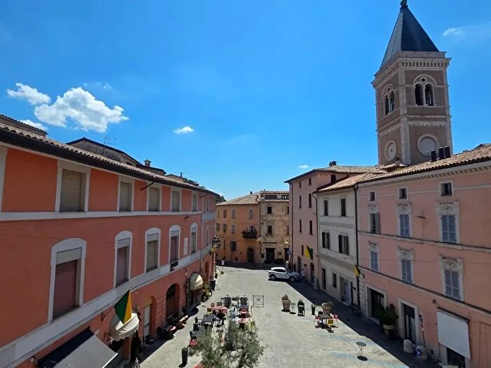 Appartamento con 8 locali in vendita in Piazza Giuseppe Garibaldi, Gualdo Tadino