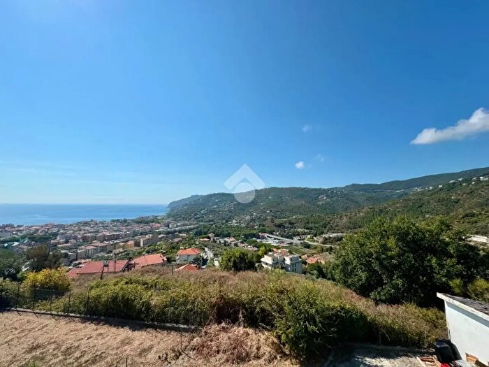 Casa con 8 locali in vendita in Via alla Rocca, Spotorno