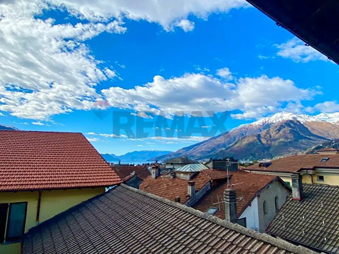 Casa con 10 locali in vendita in Gravedona ed Uniti