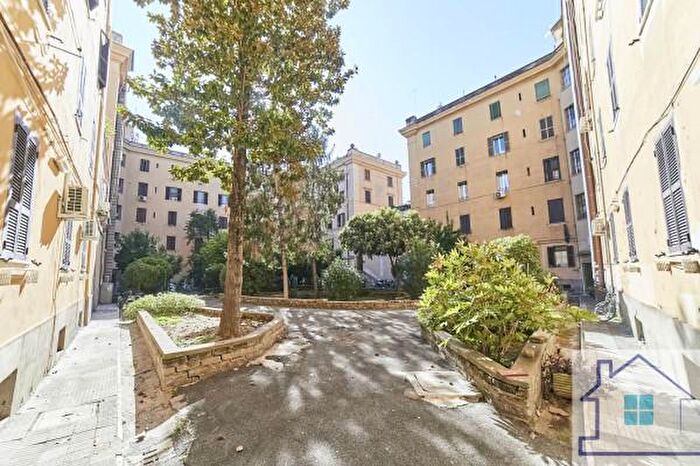 Appartamento trilocale in vendita in Via del Commercio, Roma