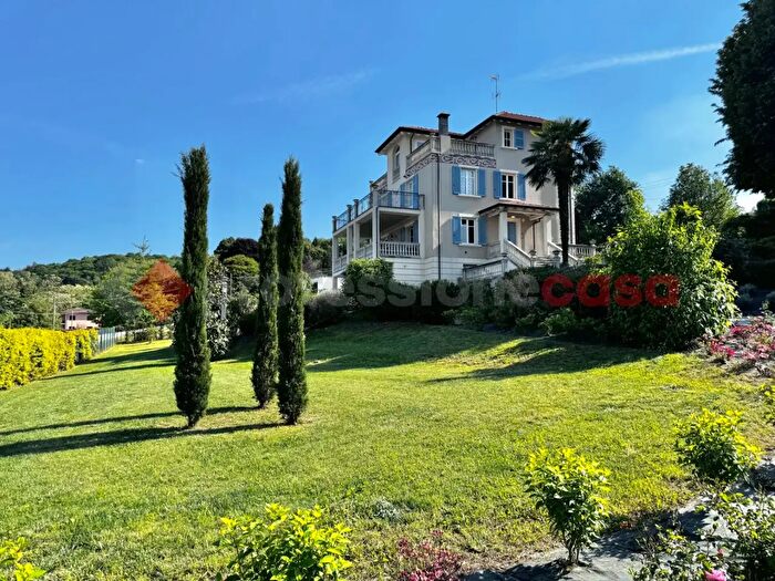 Casa con 10 locali in vendita in Via Dormelletto, Arona