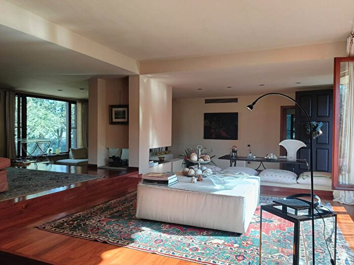 Casa con 12 locali in vendita in Collesalvetti