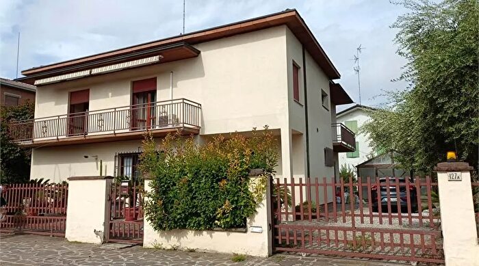 Casa con 12 locali in vendita in Carpi