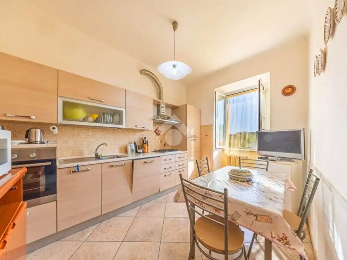 Appartamento trilocale in vendita in Via di Lunghezza, Roma
