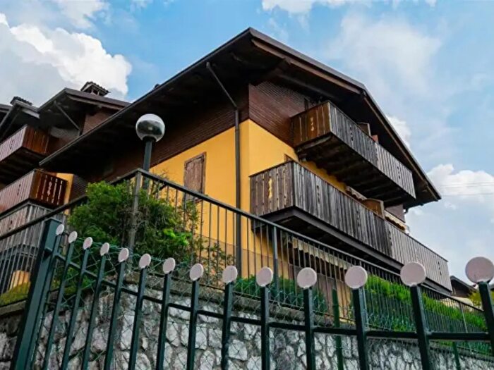 Appartamento trilocale in vendita in Via Monte Suchello, Costa Di Serina