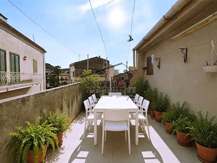 Casa con 9 locali in vendita in Scicli