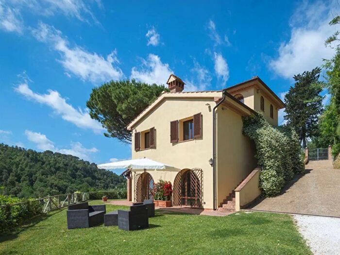 Casa con 9 locali in vendita in Riparbella