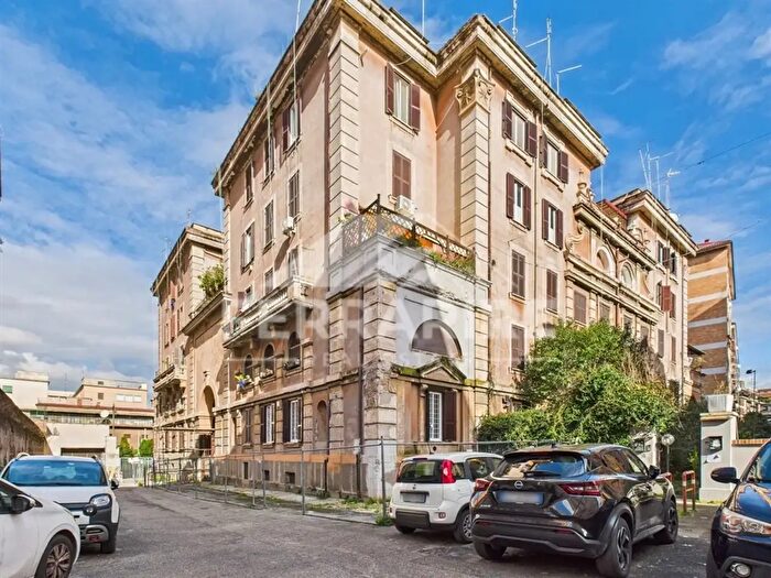 Appartamento trilocale in vendita in Via Rea Silvia, Roma