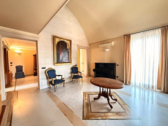 Appartamento con 6 locali in affitto in Via Umberto Monsignor Ventimiglia, XX Settembre Tribunale, Catania