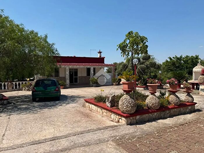 Casa trilocale in vendita in Via Spezzatarallo, Martina Franca