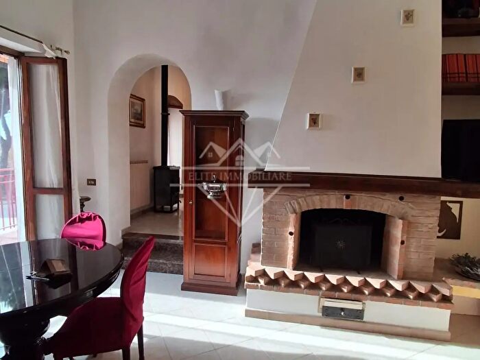 Appartamento con 6 locali in vendita in Carrara