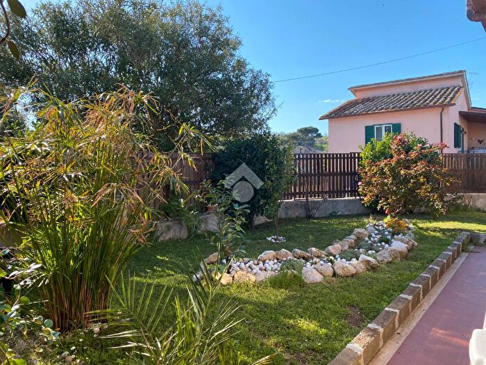 Casa quadrilocale in vendita in Via del Cerreto, Fabrica Di Roma