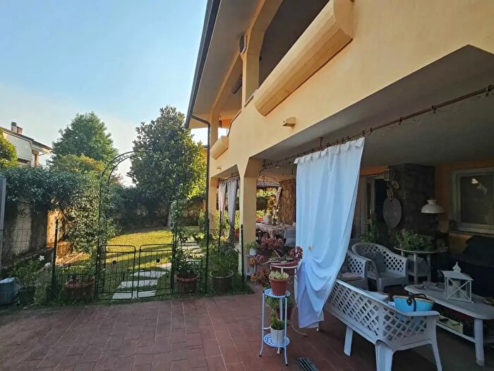 Casa con 9 locali in vendita in Camaiore