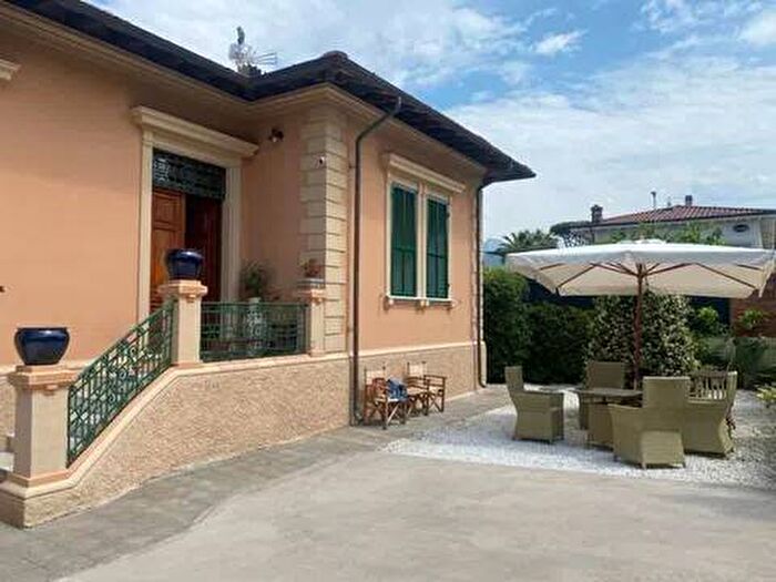 Casa con 5 locali in affitto in Via Vittorio Veneto, Centro, Forte dei Marmi
