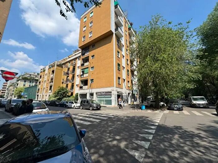 Appartamento trilocale in vendita in Via Lomellina, Milano