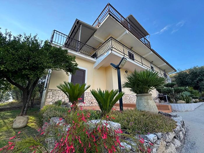 Casa con 11 locali in vendita in Via ZingarelliColfelice, Colfelice