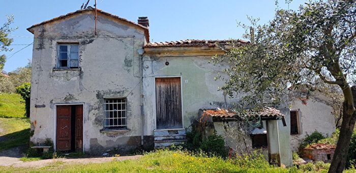 Casa con 10 locali in vendita in Fosdinovo